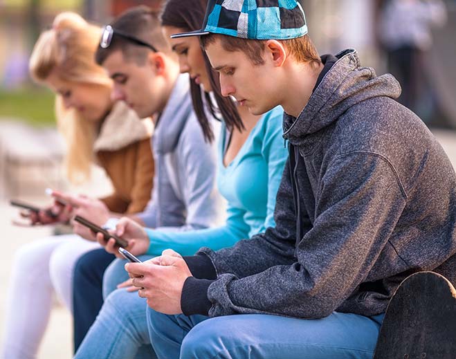teens-using-cellphones